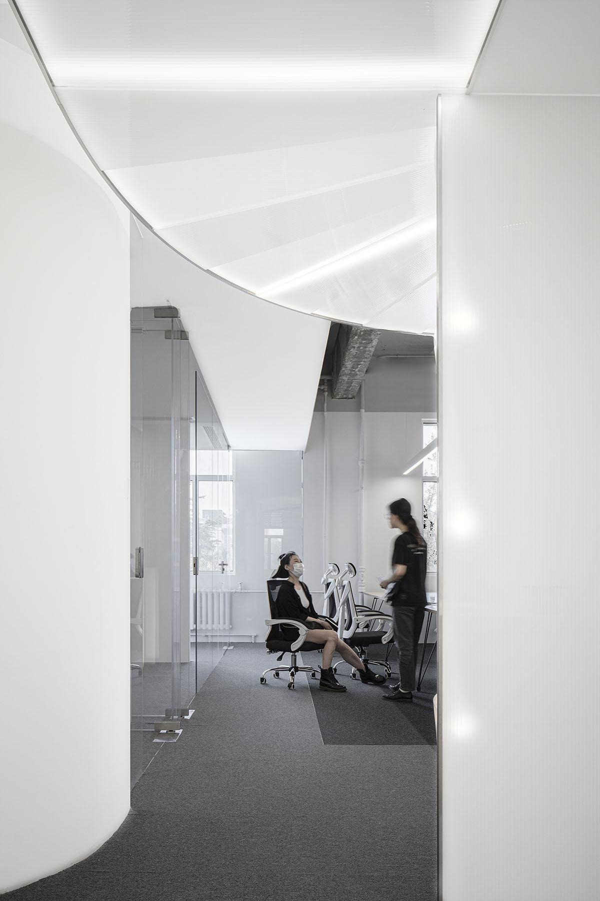 AtelierTree wraps Cyber White Garden Office with white-washed and sharp-cut elements in Beijing