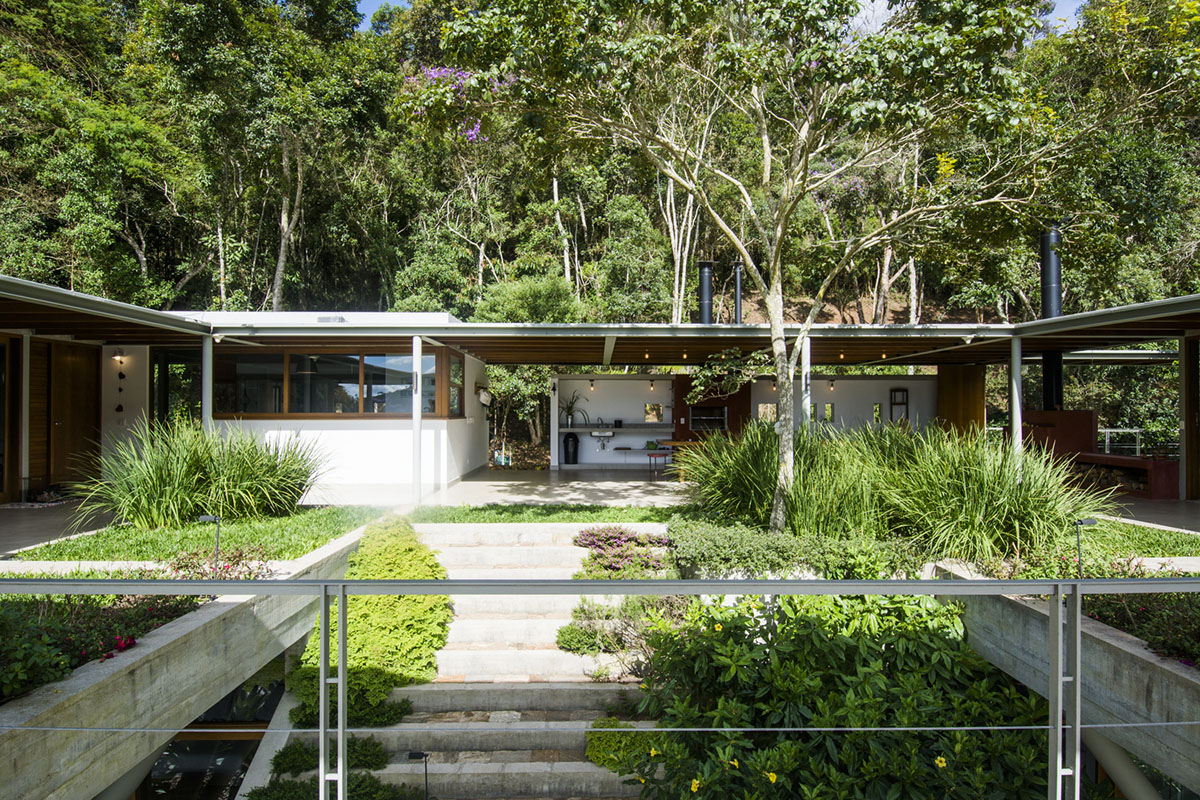 Only eight points support this linear spaceship-looking volume in the hills of Rio de Janeiro