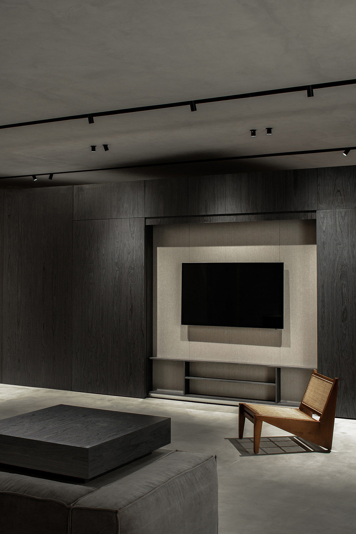 JST ARCHITECTURE creates dark-colored palette by adding a geometrical aesthetic to this showroom