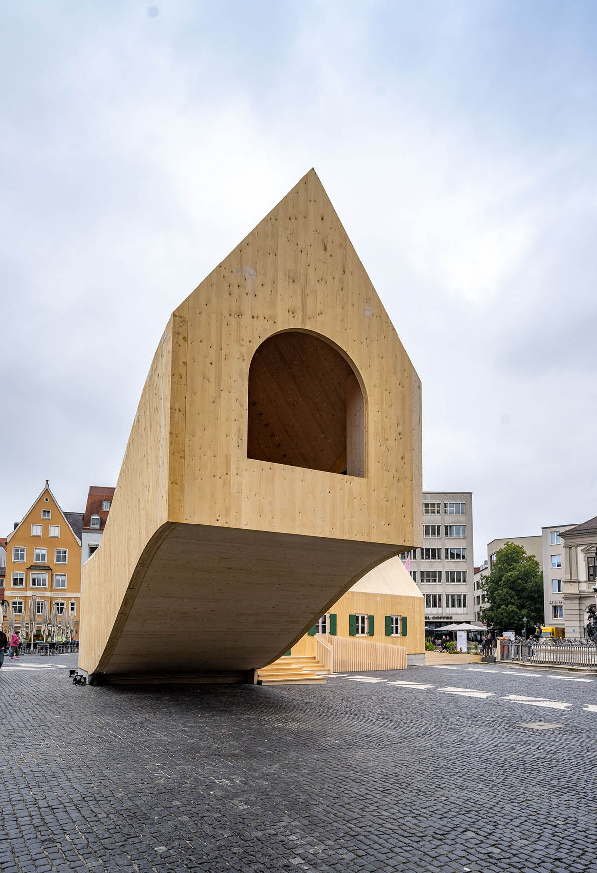 MVRDV завершает строительство 8,5-метрового консольного павильона в честь 500-летия социального жилья Фуггерай 