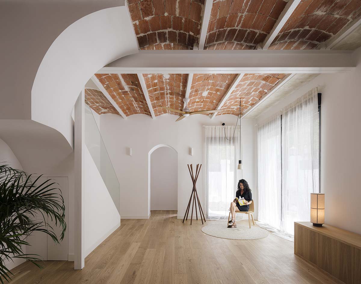 Zooco Estudio exposes Catalan vaults with bricks to renovate this historic house in Madrid