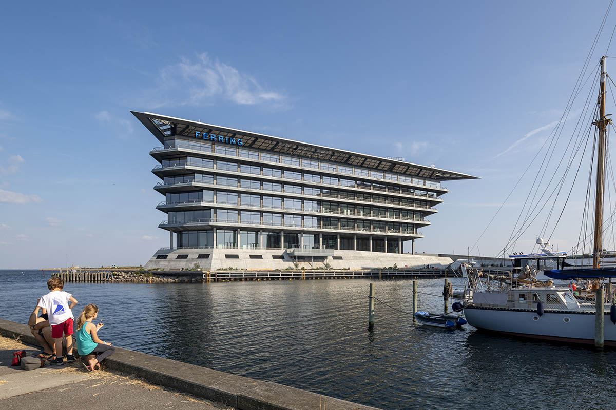 Foster + Partners completes Ferring Pharmaceuticals with cantilevered roof canopy in Copenhagen