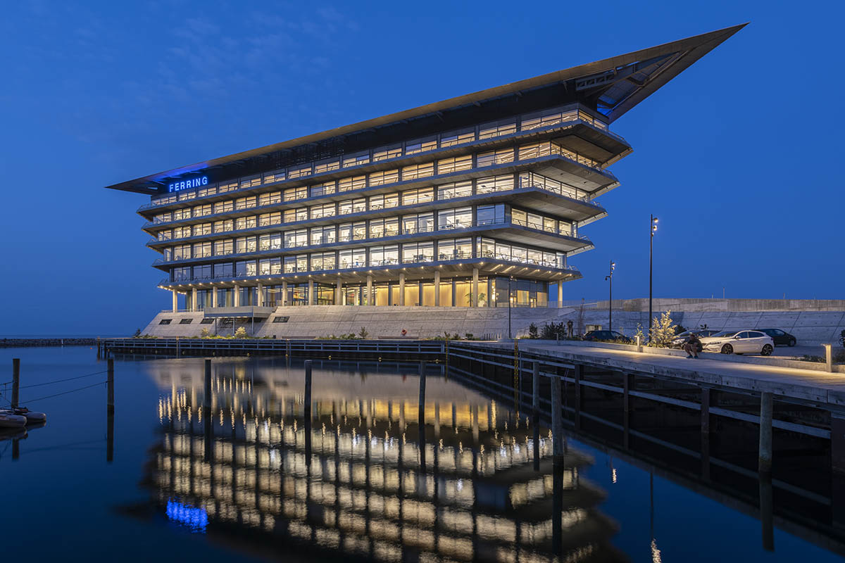 Foster + Partners completes Ferring Pharmaceuticals with cantilevered roof canopy in Copenhagen