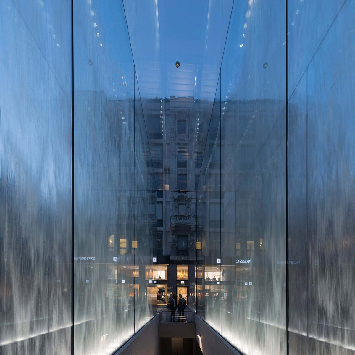 Apple Retail Store in Milano: all-glass cuboid - seele