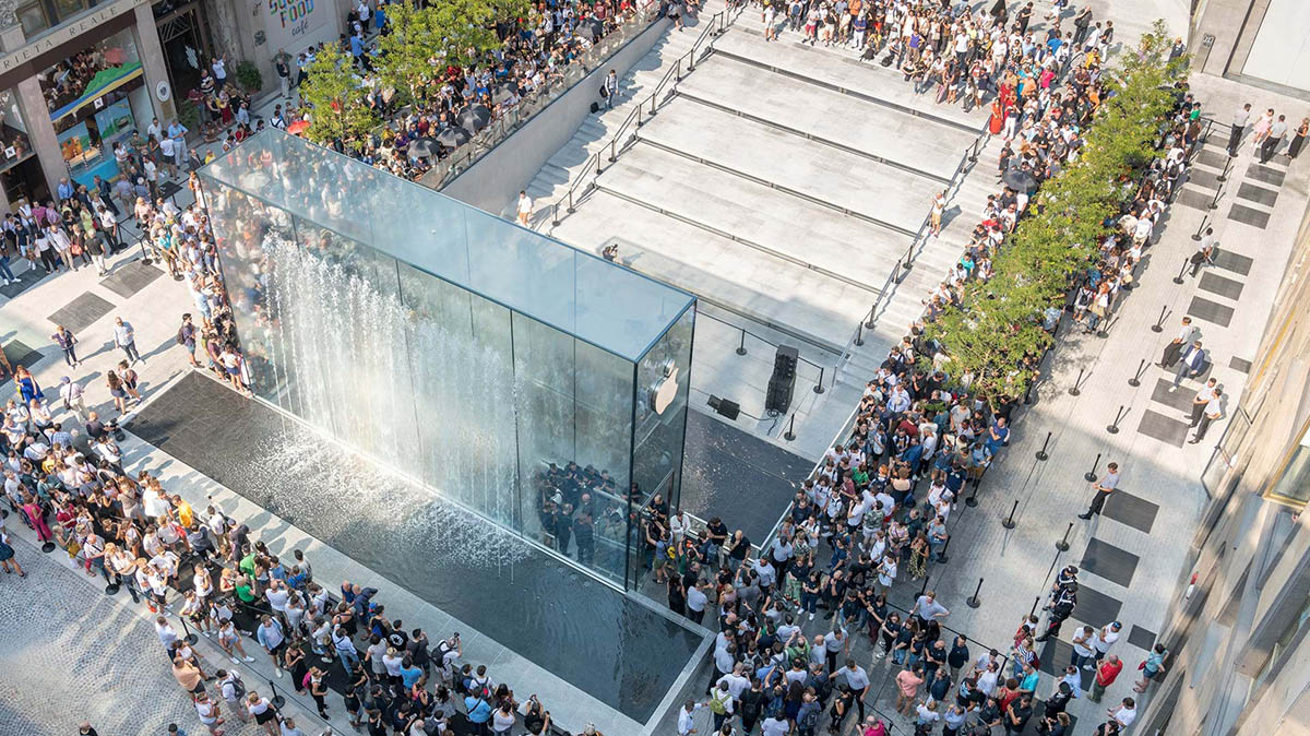 Foster+Partners adds dramatic glass fountain to its new Apple Store in Milan