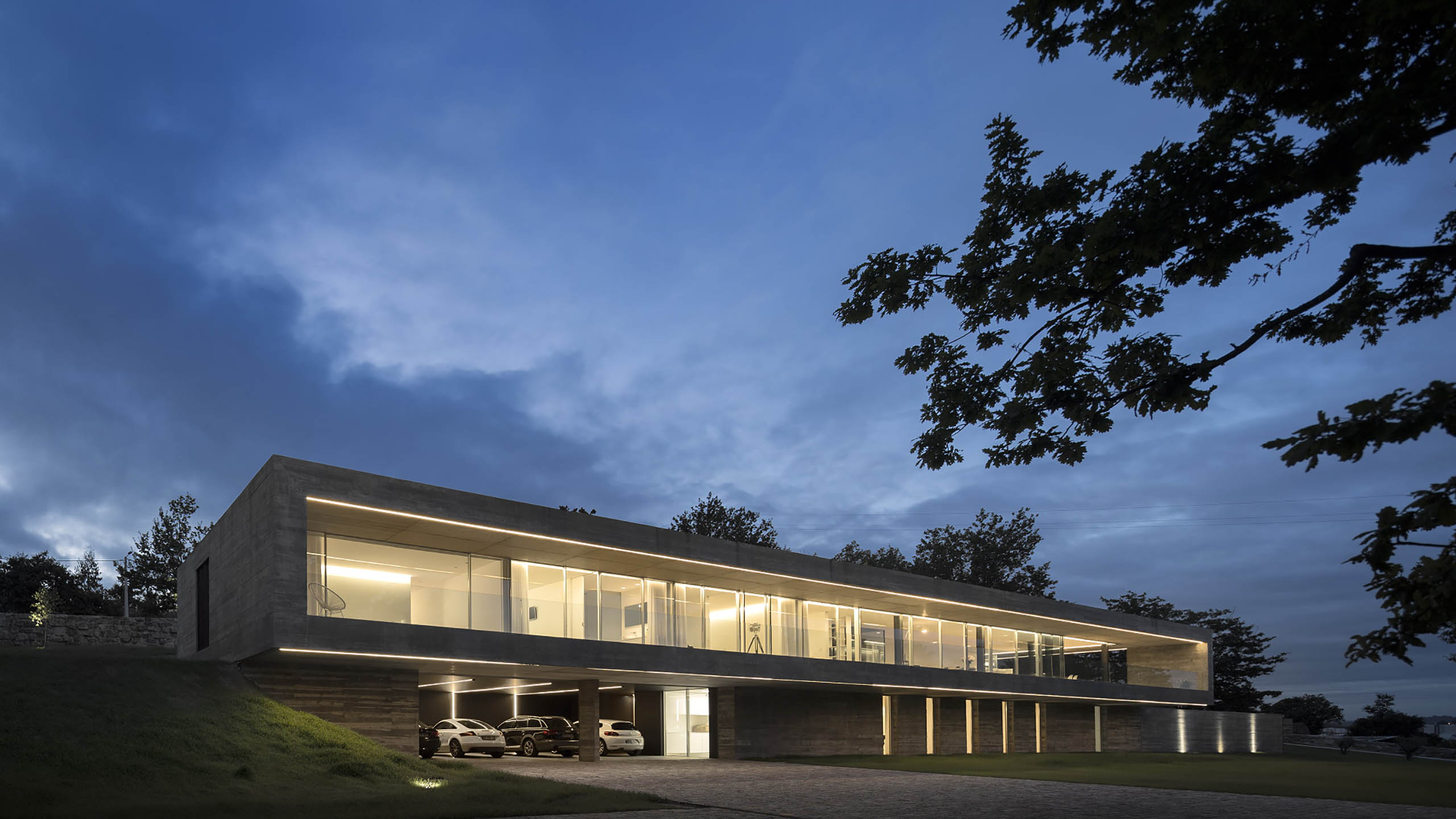 An elongated Sambade house by Spaceworkers presents itself as sober urban landmark in Portugal