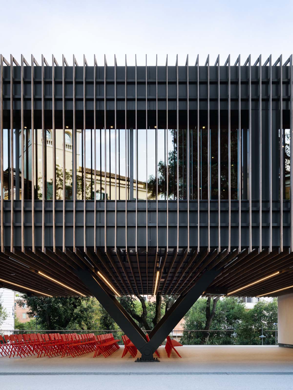 Alvisi Kirimoto and Studio Gemma built new educational hub evoking a classic tree house in Rome 