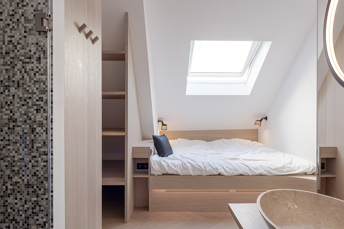 noa* converts 18th century hotel in Paris into an apartment with curved lines and scent of wood