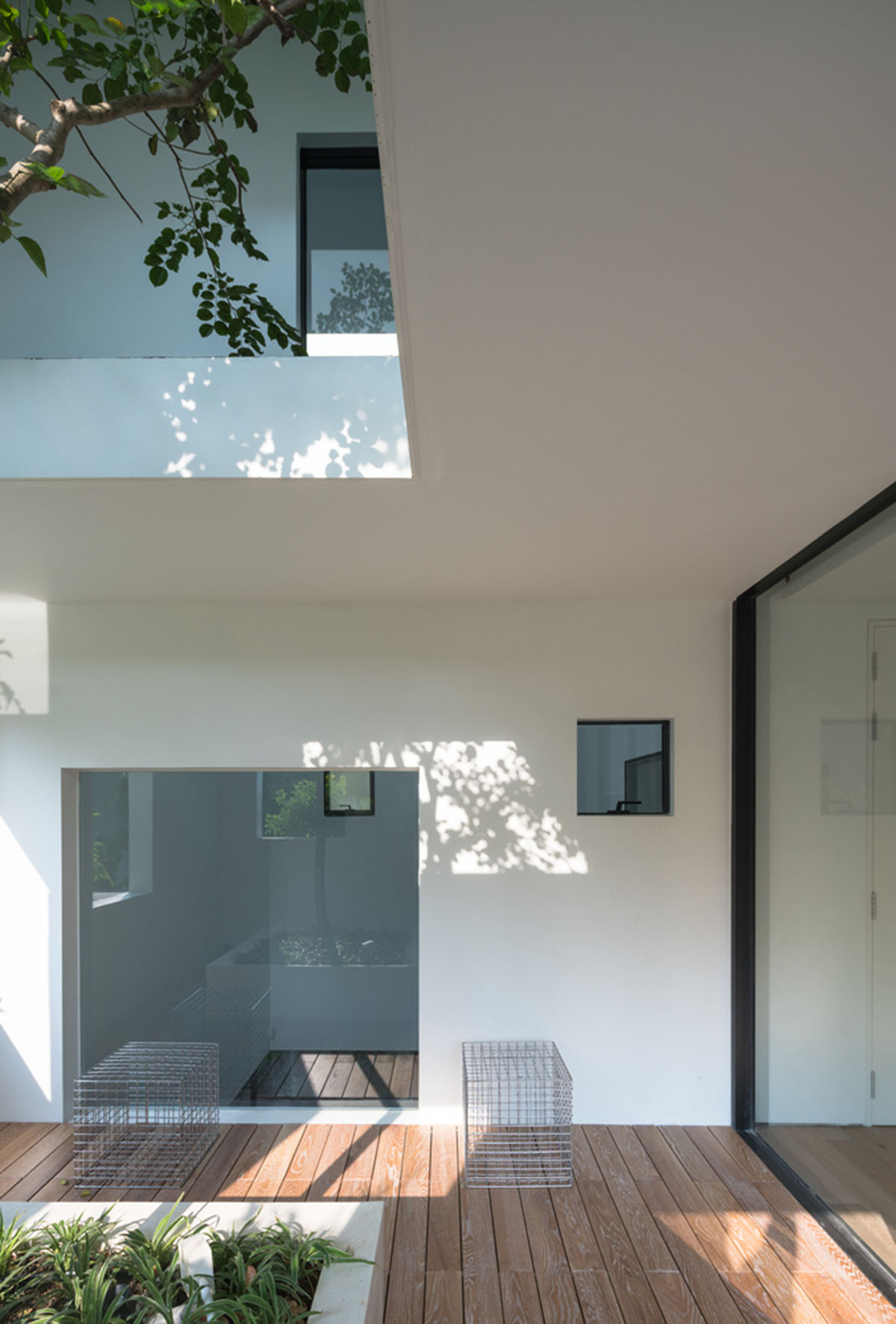 MIA Design Studio compensates the lack of green spaces of Vietnam with planted pop-up balconies