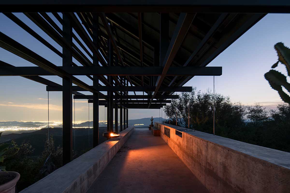 Espina Pavilion embraces structural and visual balance with minimal footprint on Mexican hills 