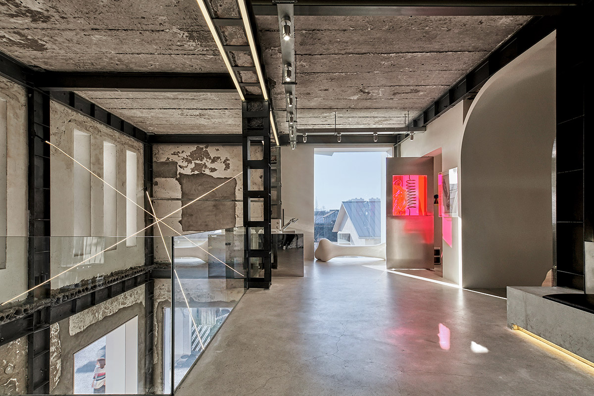 TRI-ORANGE DESIGN converts old industrial building into a photography studio in China 