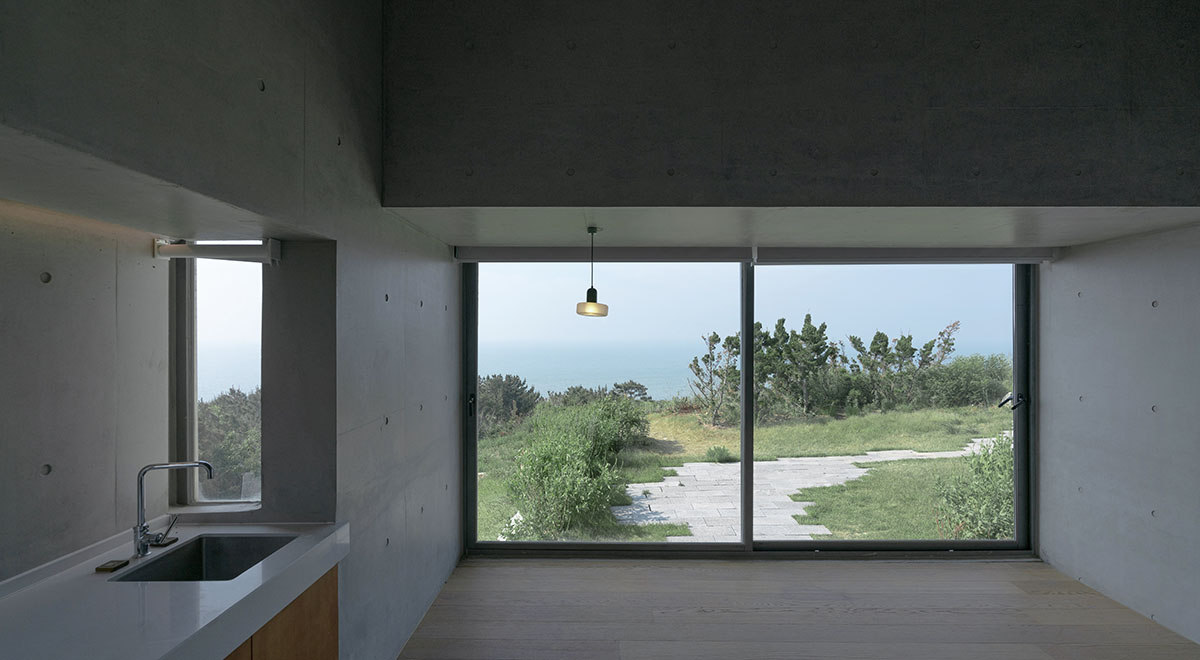 TAO built concrete cafe on a cliff as an extension of the land in China