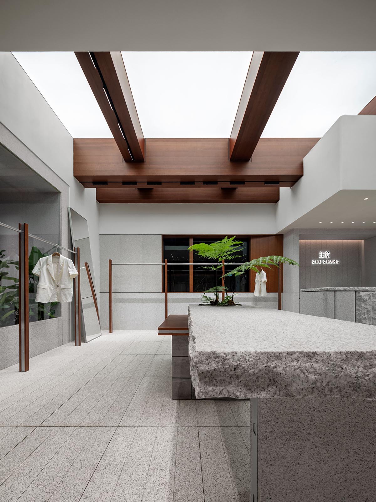 LubanEra·Design completes retail store breaking spatial constraints with dynamic form and symbiosis