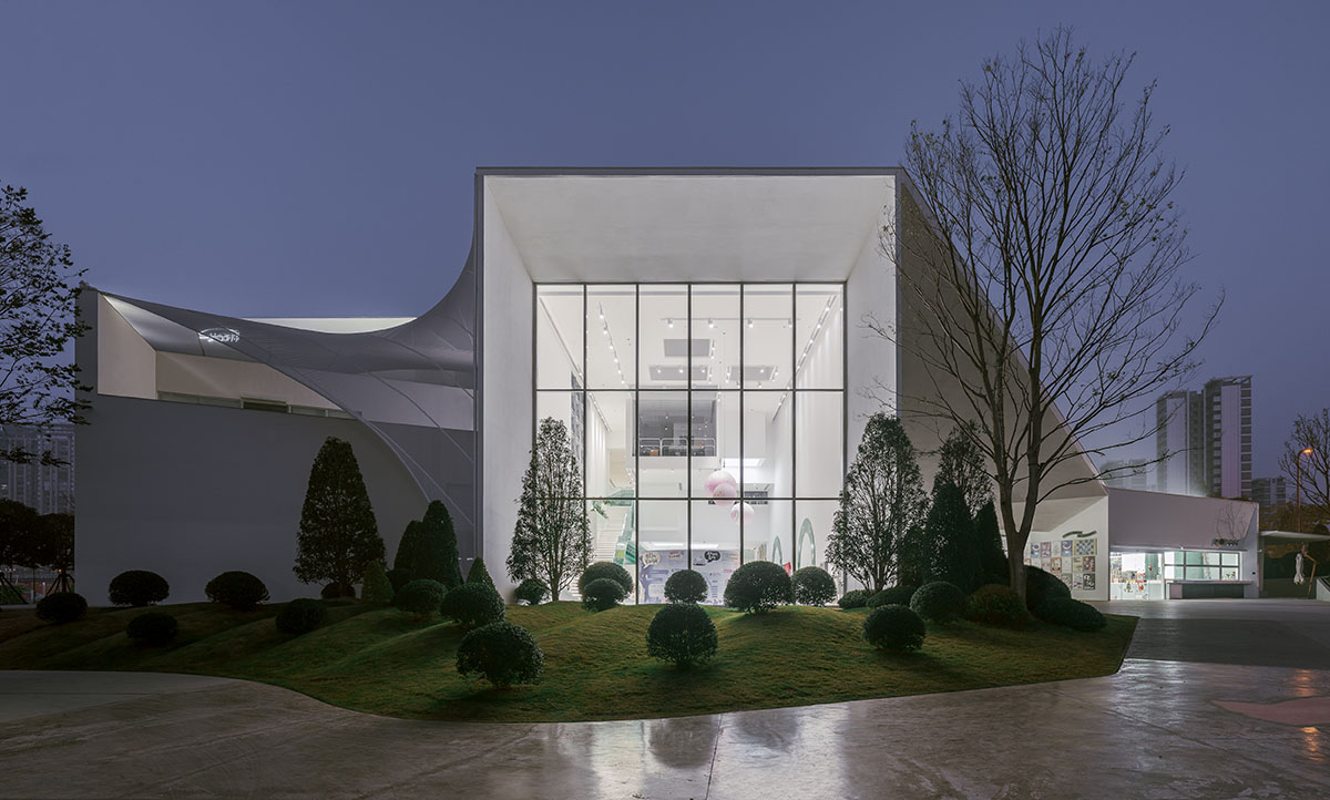 DL atelier designs an iceberg-like children's museum in China 