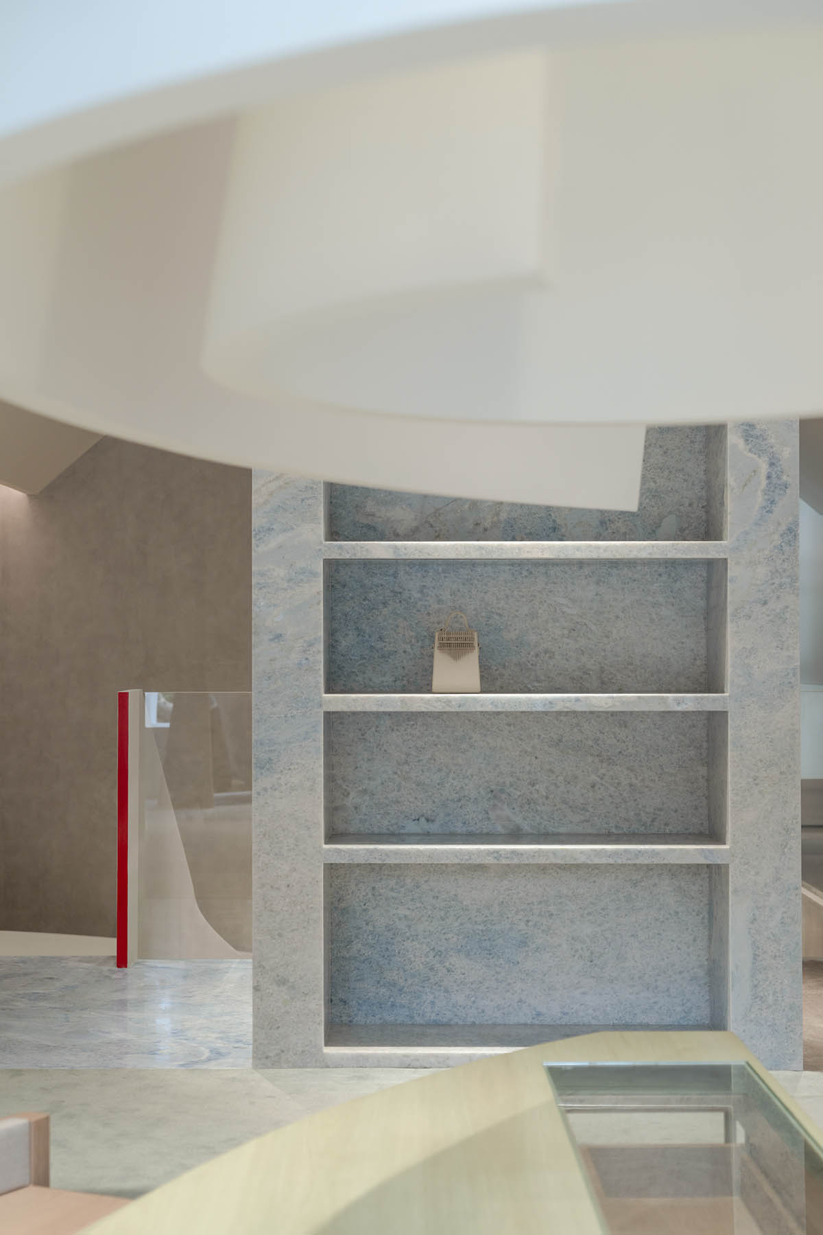 Shanghai store by Sò Studio unfolds surprises through the richness of materials, colors and props 