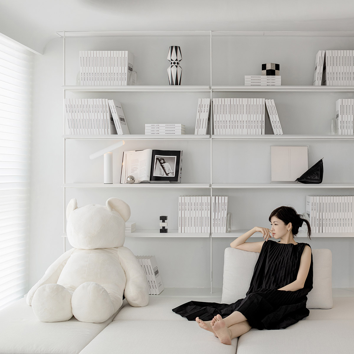 FREEFORM DESIGN completes apartment interior with fashionable and artistic look in China