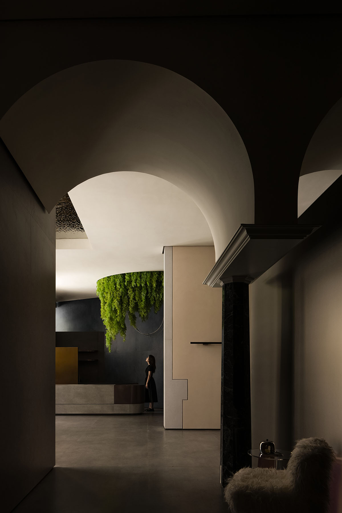 Curved walls and cave-like holes form I.T CERAMICHE Headquarters by Foshan Topway Design