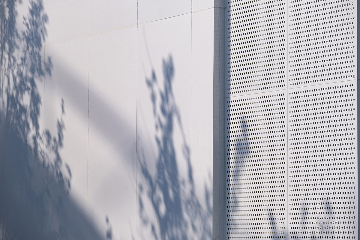 Wutopia Lab completes a Living Theatre Mount with white stacked volumes in China