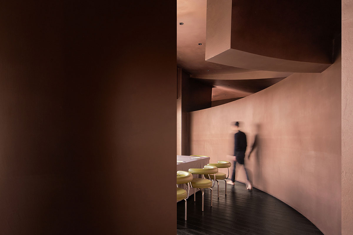 Полуарочные стены и теплые тона формируют интерьер ресторана от AD ARCHITECTURE. 