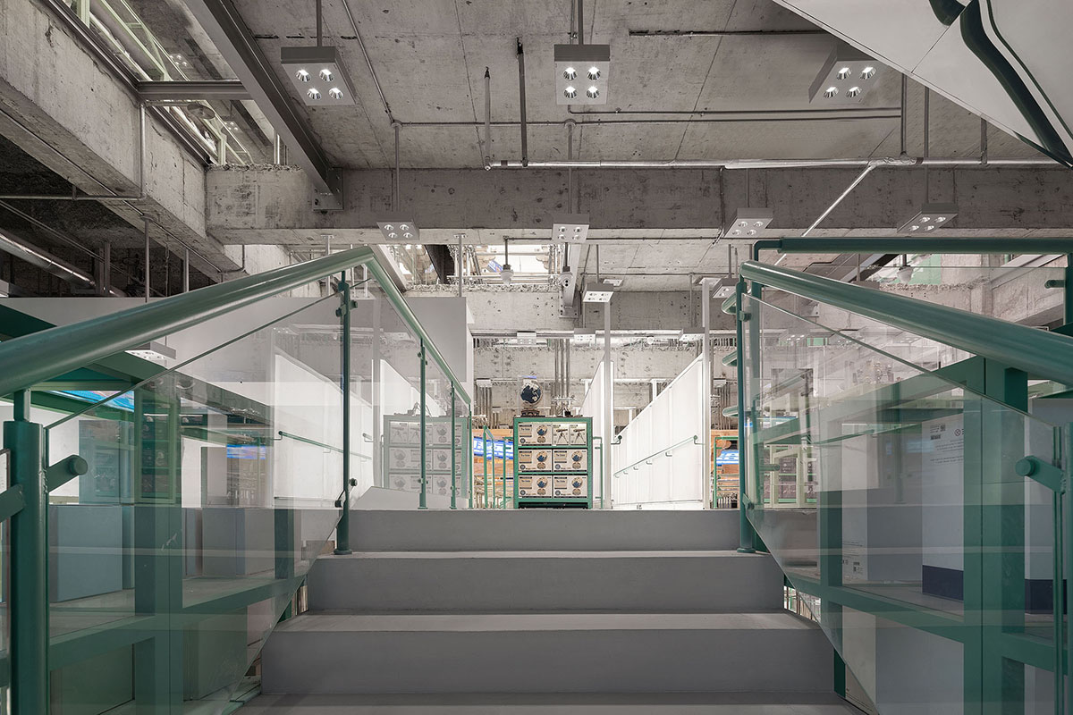 BloomDesign combines stainless steel tubes with timber joints to create retail store in China 