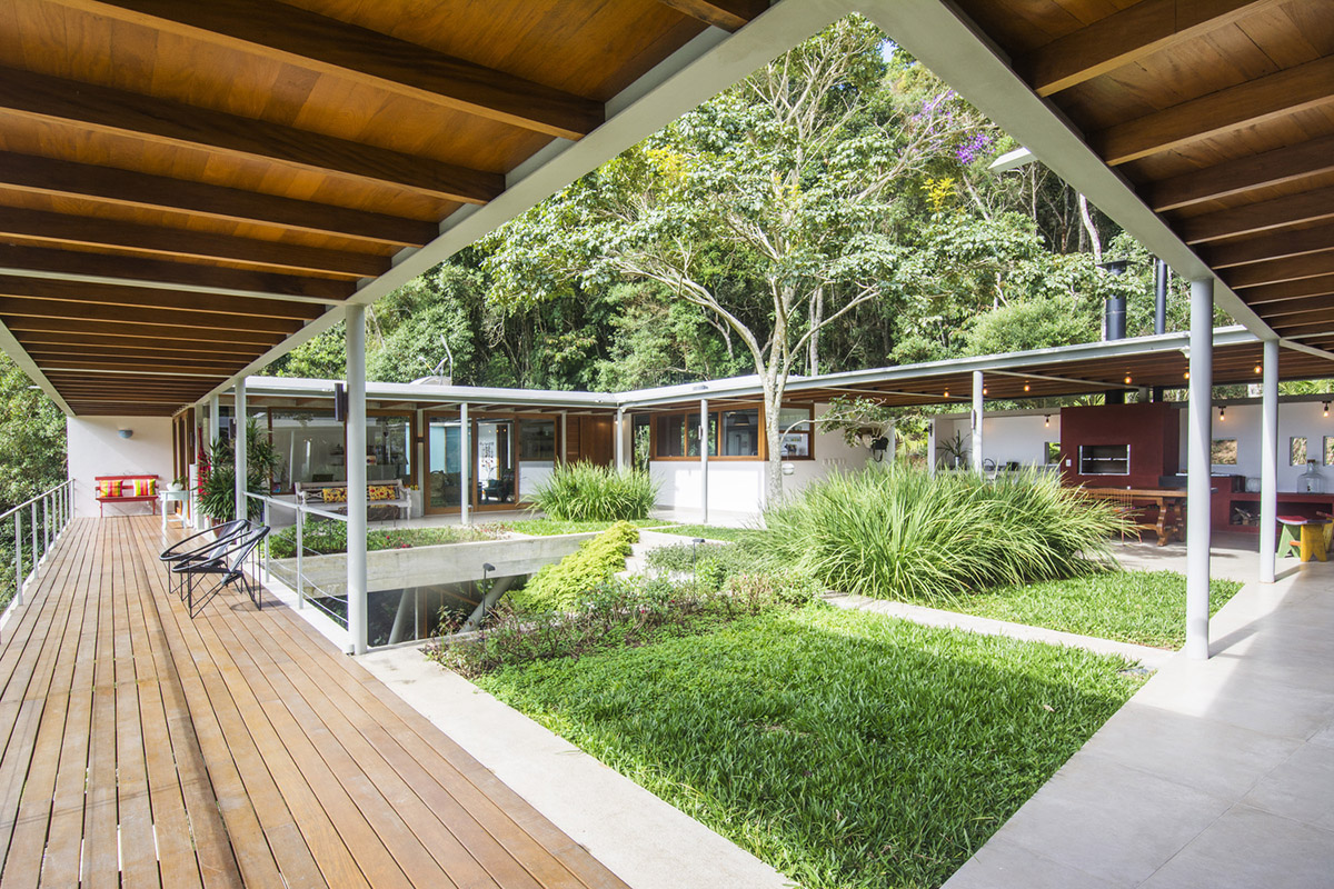 Only eight points support this linear spaceship-looking volume in the hills of Rio de Janeiro