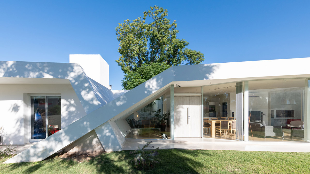Sincresis Arquitectos designs cross-shaped family house on the outskirts of Córdoba