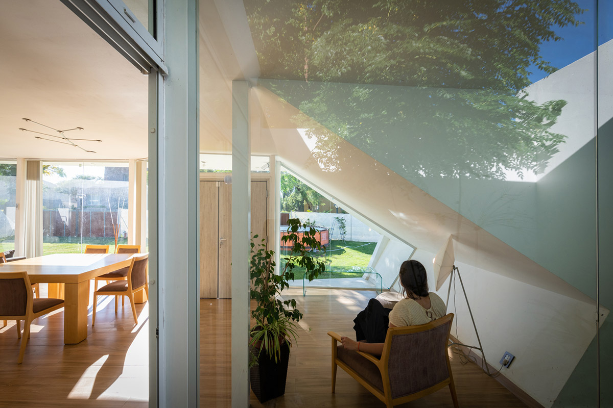 Sincresis Arquitectos designs cross-shaped family house on the outskirts of Córdoba