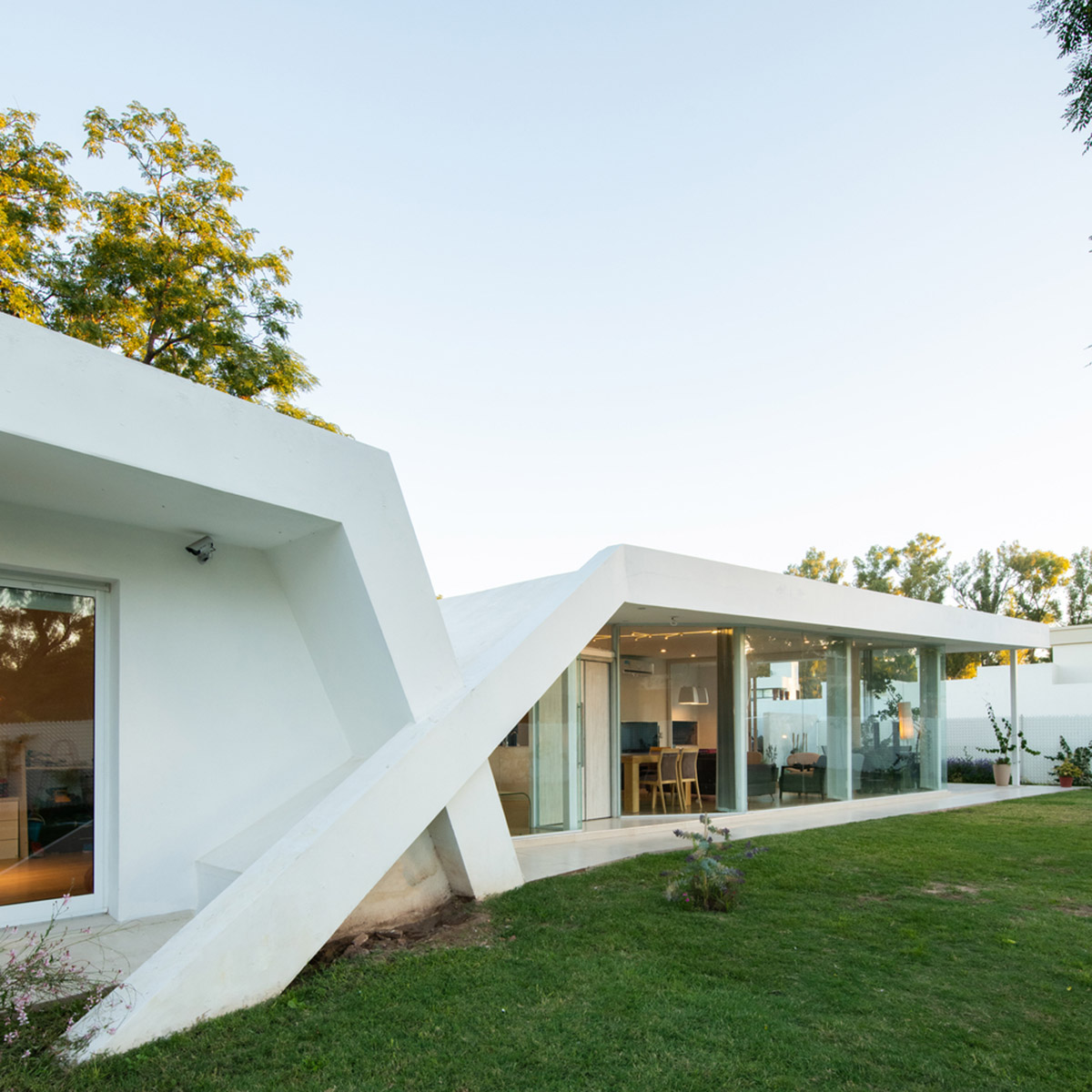 Sincresis Arquitectos designs cross-shaped family house on the outskirts of Córdoba
