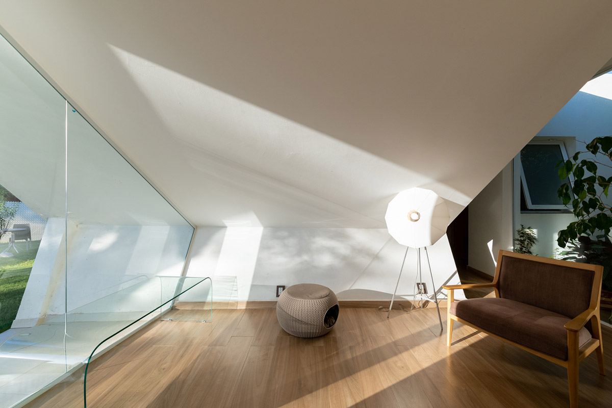 Sincresis Arquitectos designs cross-shaped family house on the outskirts of Córdoba