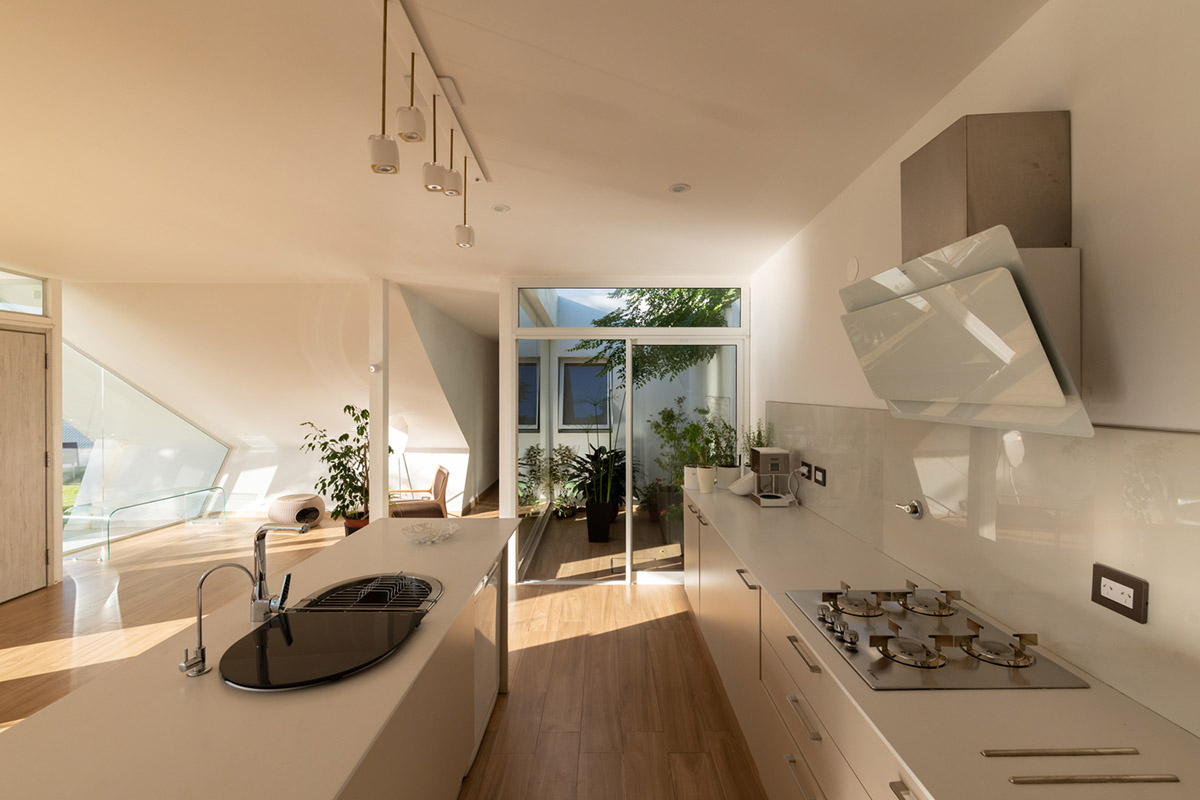 Sincresis Arquitectos designs cross-shaped family house on the outskirts of Córdoba