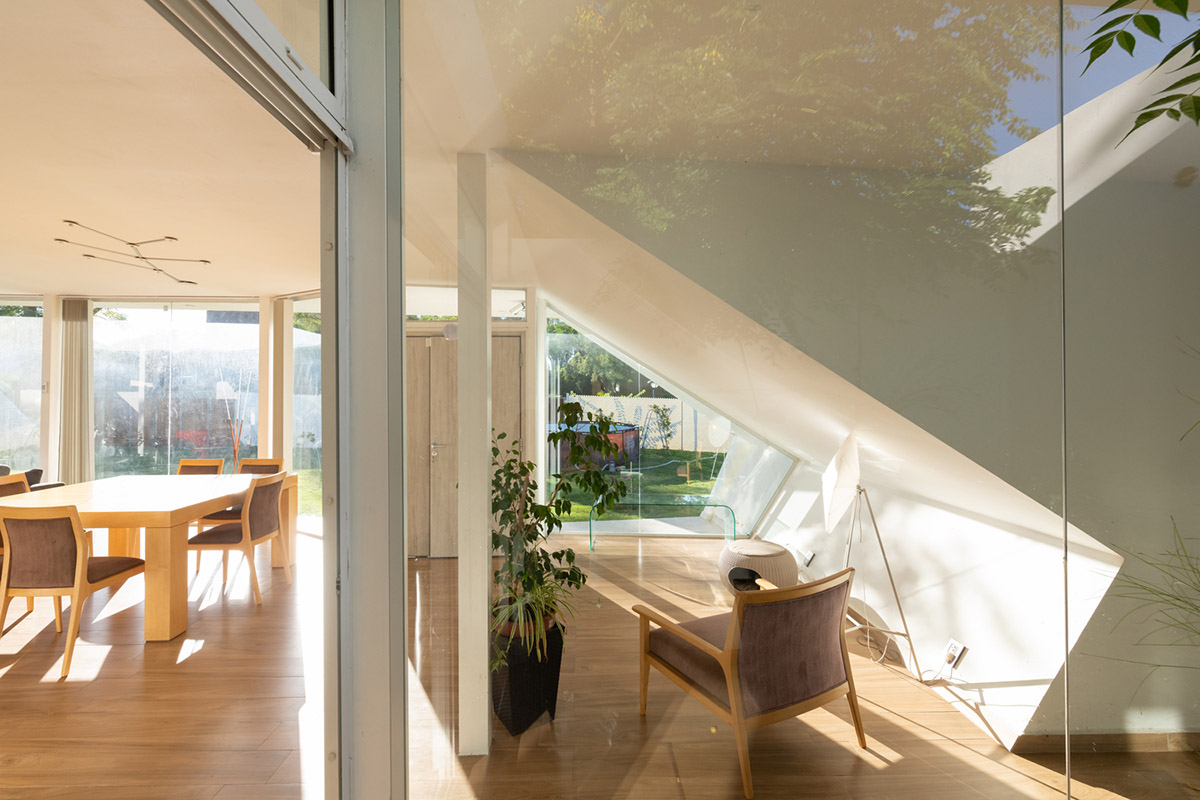 Sincresis Arquitectos designs cross-shaped family house on the outskirts of Córdoba