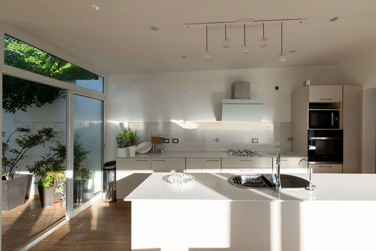 Sincresis Arquitectos designs cross-shaped family house on the outskirts of Córdoba