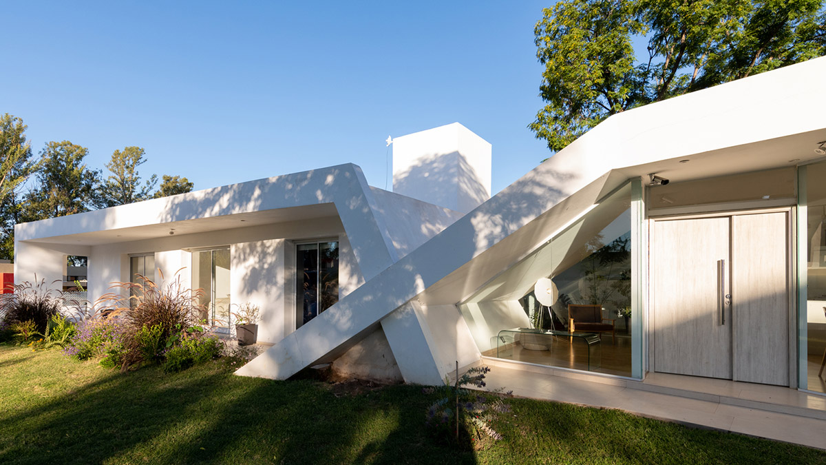 Sincresis Arquitectos designs cross-shaped family house on the outskirts of Córdoba