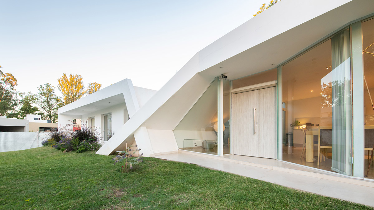 Sincresis Arquitectos designs cross-shaped family house on the outskirts of Córdoba