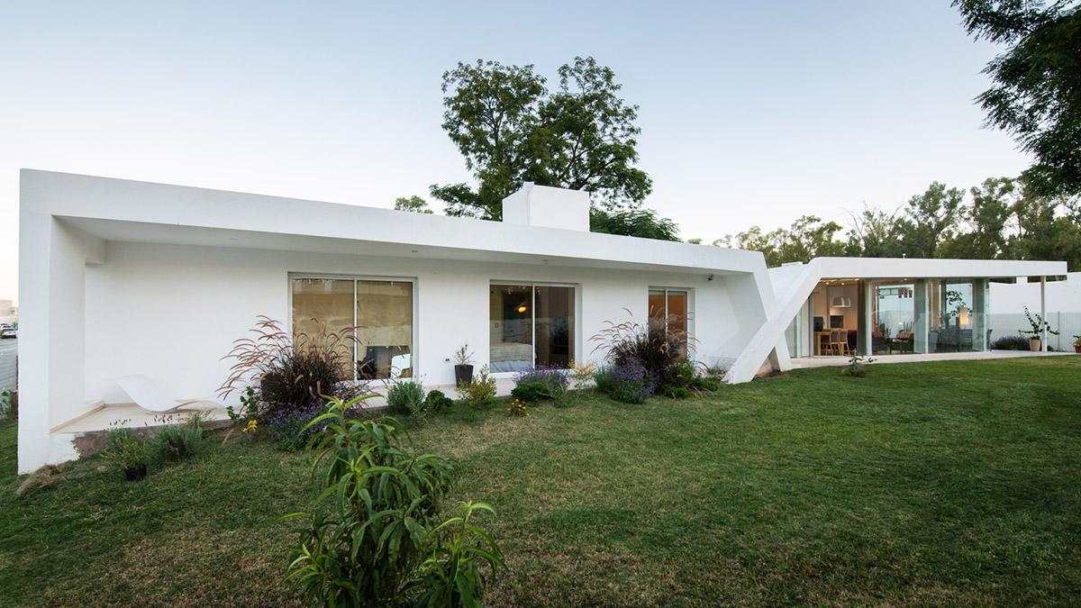 Sincresis Arquitectos designs cross-shaped family house on the outskirts of Córdoba