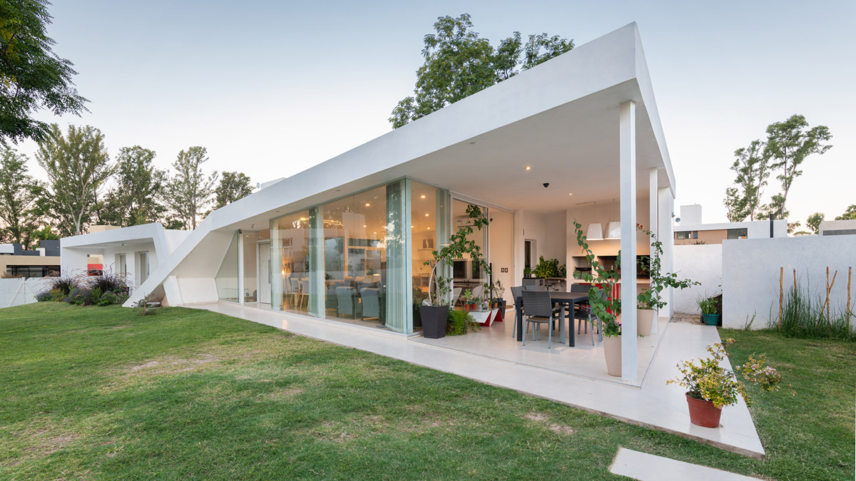 Sincresis Arquitectos designs cross-shaped family house on the outskirts of Córdoba