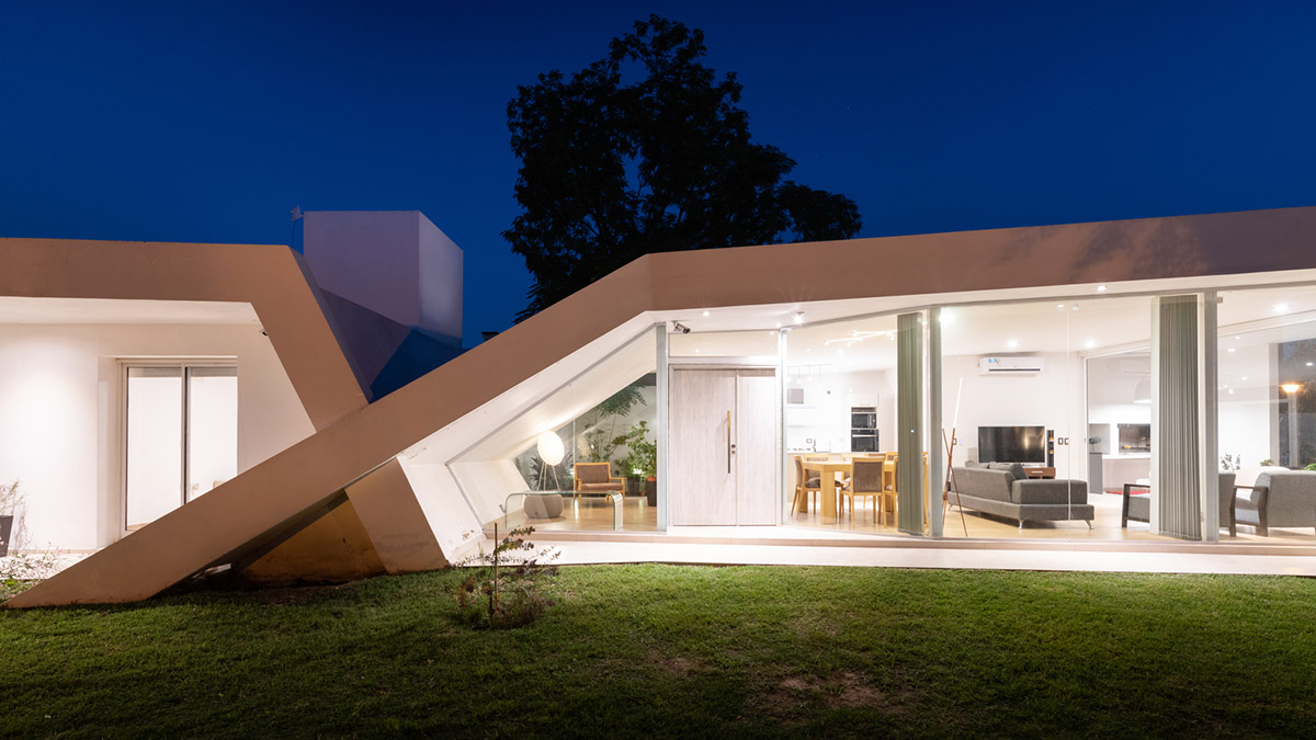 Sincresis Arquitectos designs cross-shaped family house on the outskirts of Córdoba