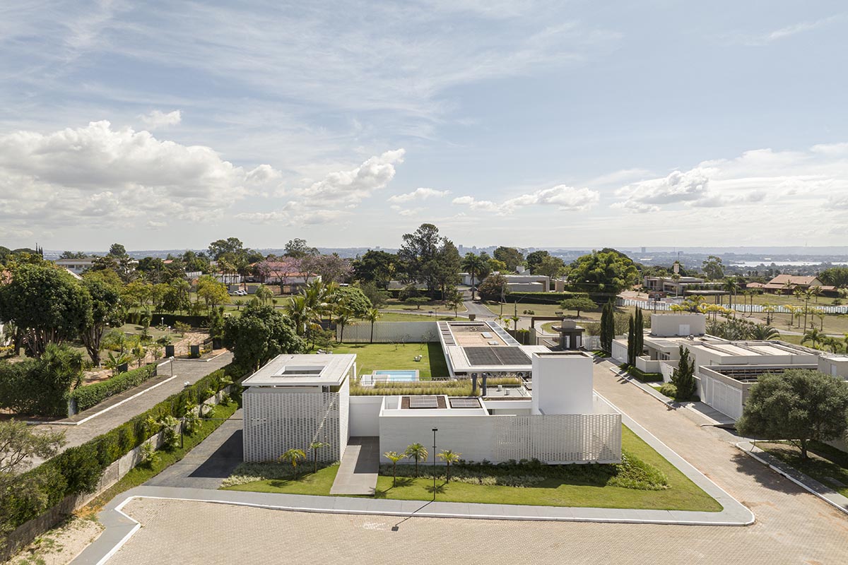 BLOCO Arquitetos creates second skin from artisanal white bricks for a house in Brazil  