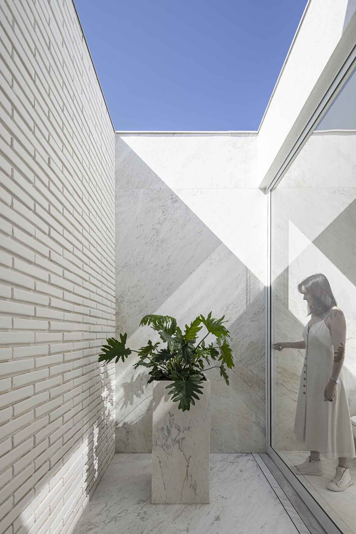 BLOCO Arquitetos creates second skin from artisanal white bricks for a house in Brazil  