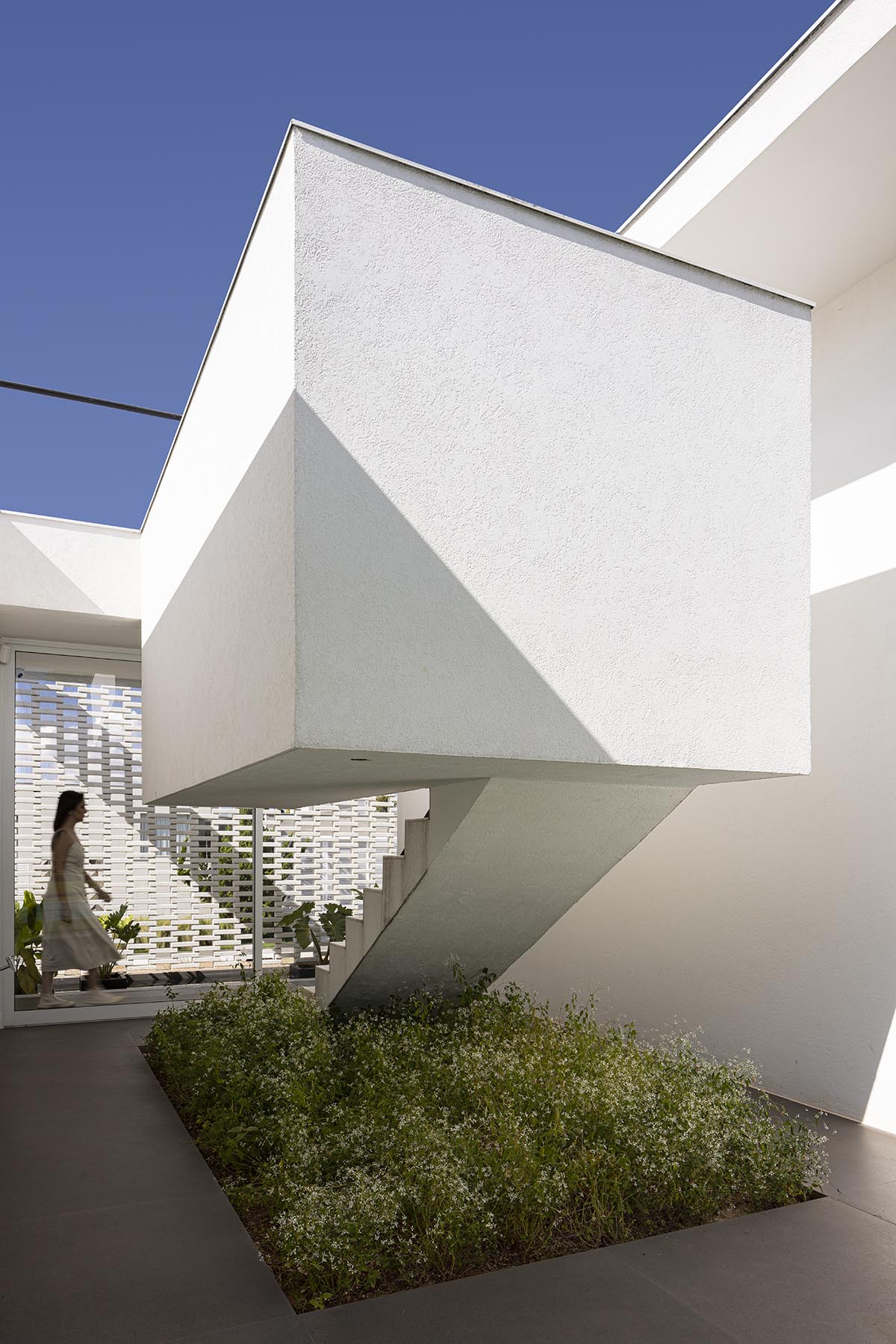 BLOCO Arquitetos creates second skin from artisanal white bricks for a house in Brazil  