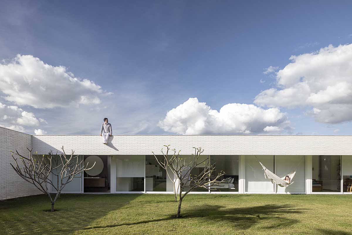 BLOCO Arquitetos creates second skin from artisanal white bricks for a house in Brazil  
