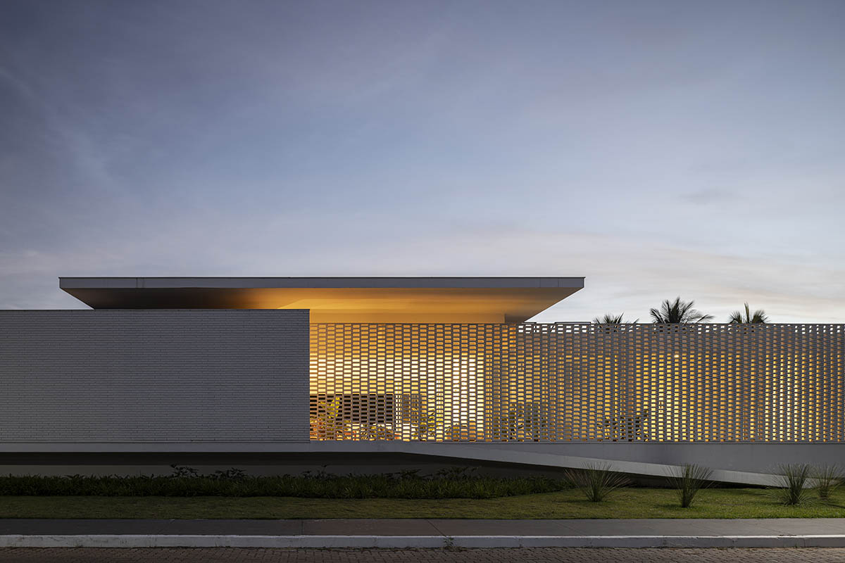 BLOCO Arquitetos creates second skin from artisanal white bricks for a house in Brazil  