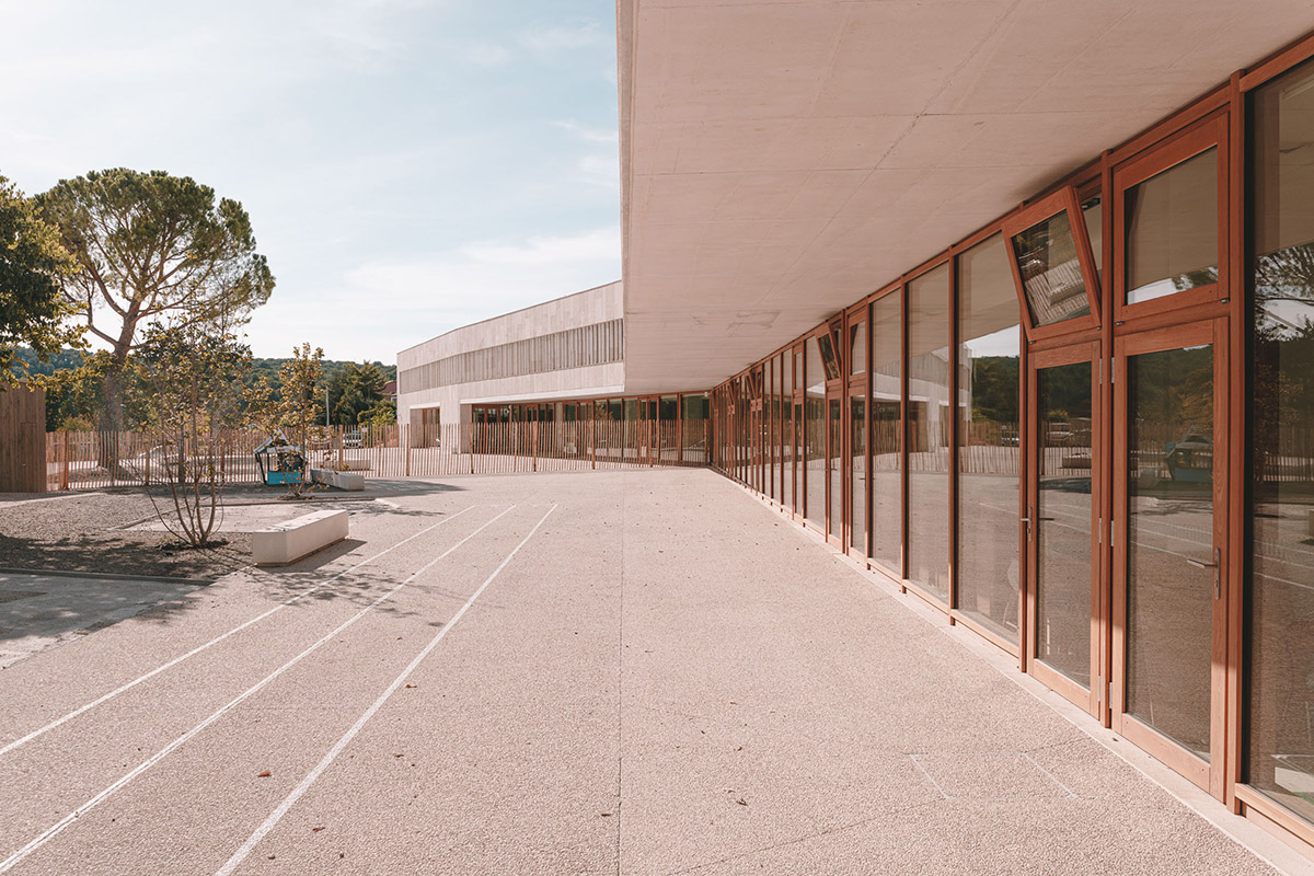 Low-lying school by Amelia Tavella Architectes acts like a fossil building in France 