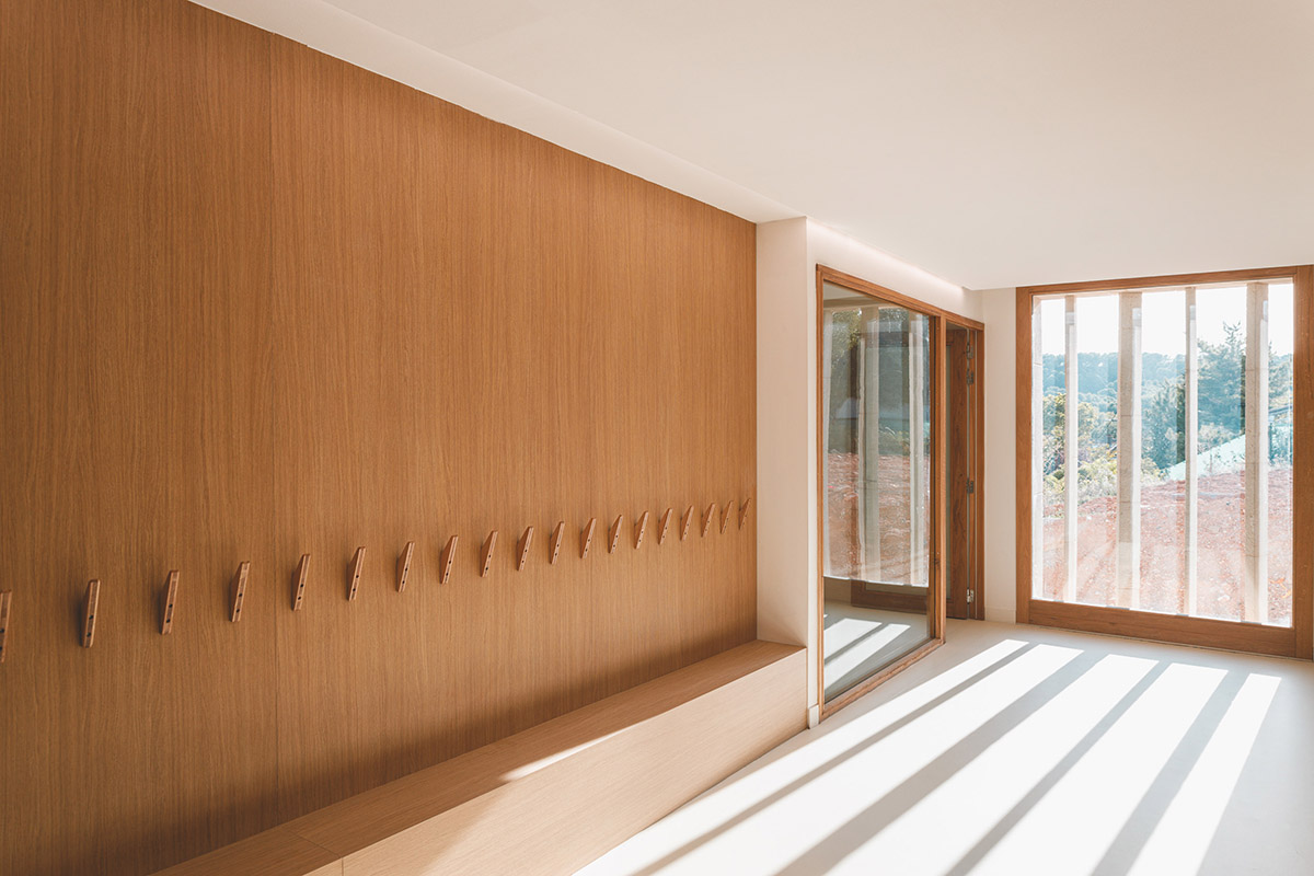 Low-lying school by Amelia Tavella Architectes acts like a fossil building in France 