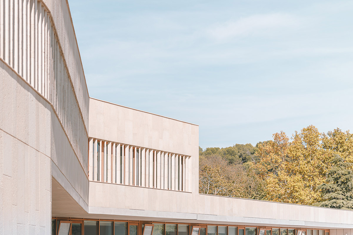 Low-lying school by Amelia Tavella Architectes acts like a fossil building in France 