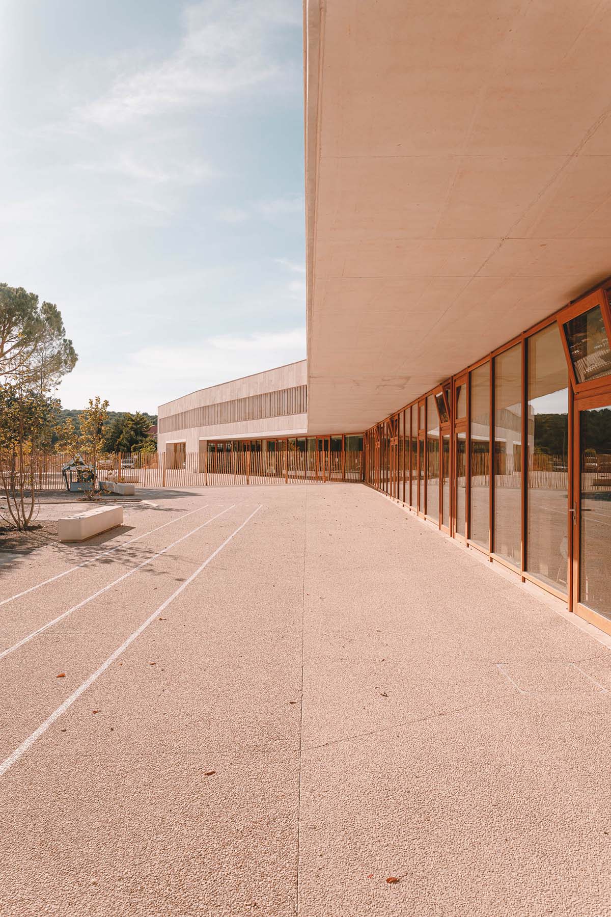 Low-lying school by Amelia Tavella Architectes acts like a fossil building in France 