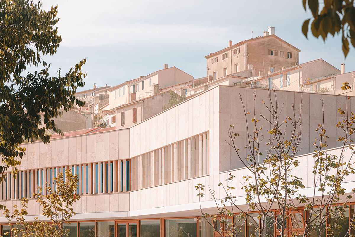 Low-lying school by Amelia Tavella Architectes acts like a fossil building in France 