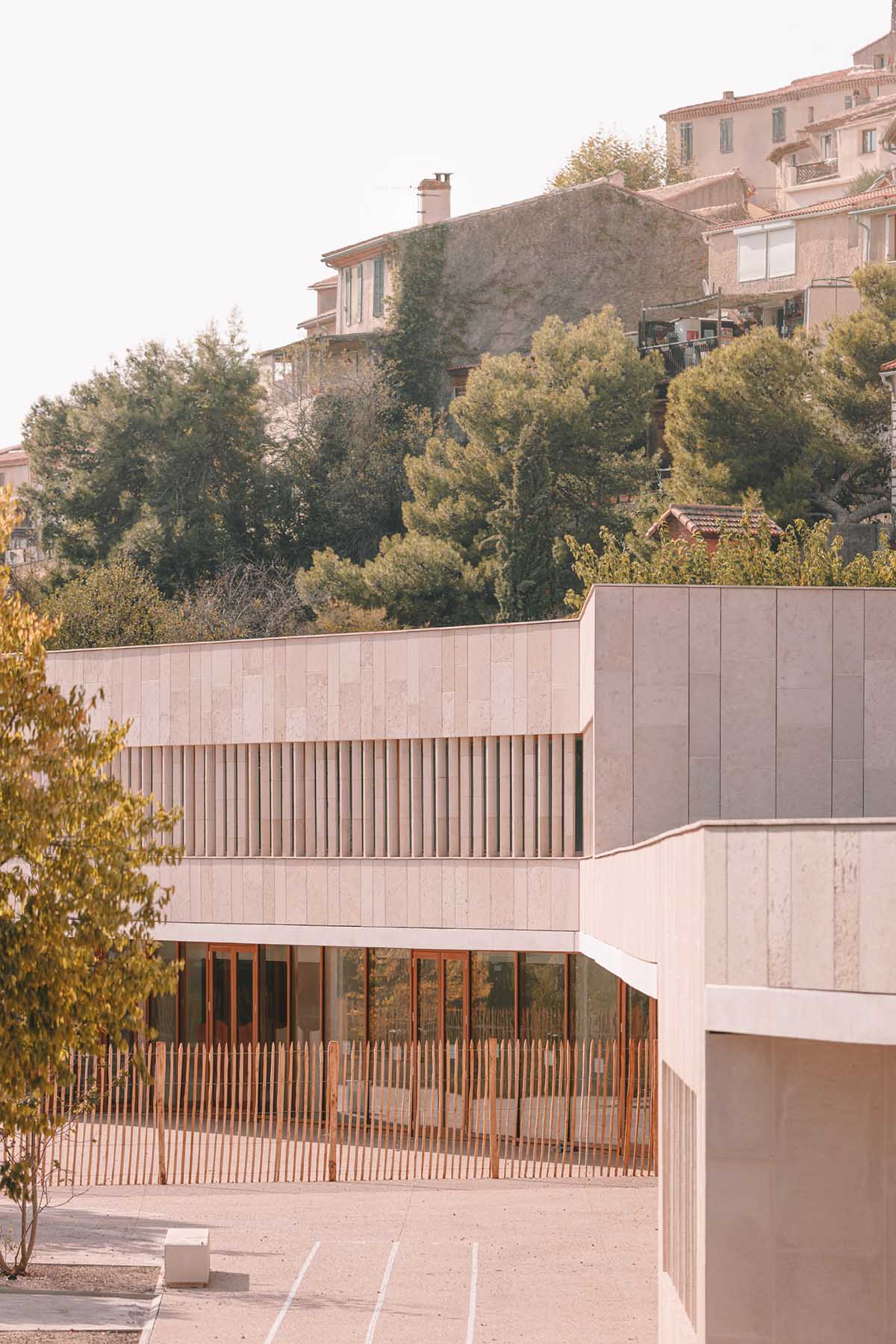 Low-lying school by Amelia Tavella Architectes acts like a fossil building in France 