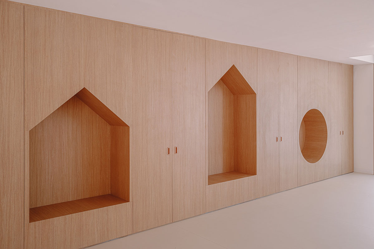 Low-lying school by Amelia Tavella Architectes acts like a fossil building in France 