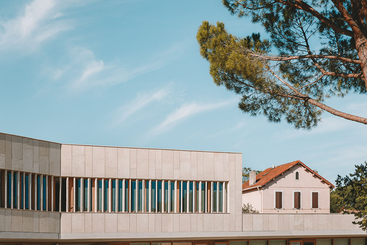 Low-lying school by Amelia Tavella Architectes acts like a fossil building in France 